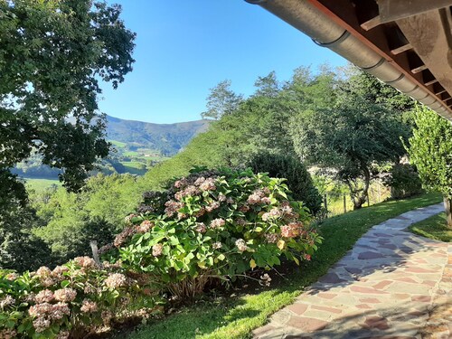 Chalet Avec vue Magnifique sur les Montagnes Basques, à 3 Minutes Despelette