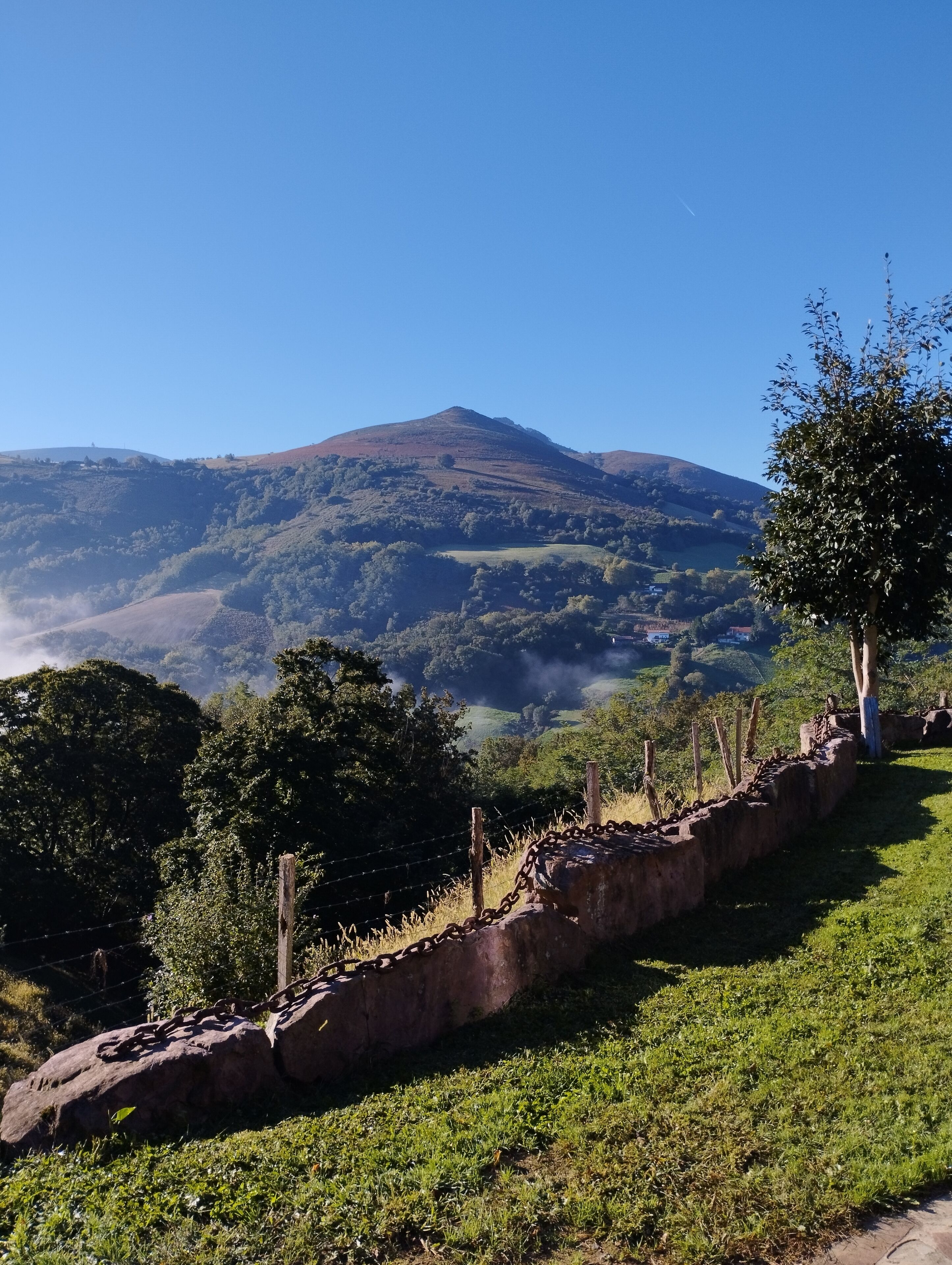 Un paisaje montañoso con cielo despejado.