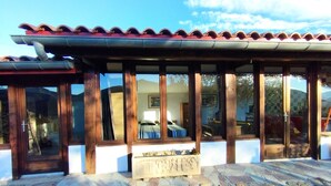 A building with a tiled roof, stone flooring, and wooden beams. - Chalet Avec vue Magnifique sur les Montagnes Basques, à 3 Minutes Despelette (Itxassou)