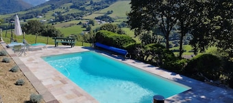 Chalet Avec vue Magnifique sur les Montagnes Basques, à 3 Minutes Despelette