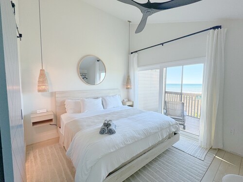 CONTEMPORARY BEACHFRONT BLISS: Heated Pool+ Ferry Access+ Parking!!