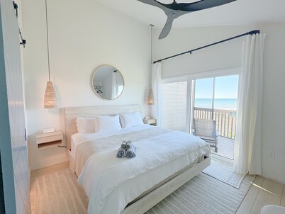 CONTEMPORARY BEACHFRONT BLISS: Heated Pool+ Ferry Access+ Parking!!