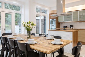 Comfort House | Private kitchen | Electric kettle - Pillo Rooms - 4BR House near Heaton Park (Manchester)