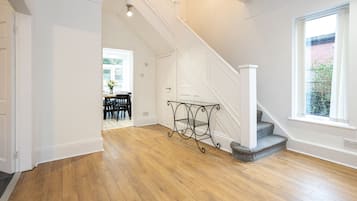 Comfort House | 4 bedrooms, desk, iron/ironing board, free WiFi