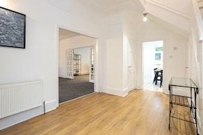 Maison Confort | 4 chambres, bureau, fer et planche à repasser, accès au Wi-Fi (inclus)