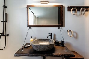 Séchoir à cheveux, pantoufles, serviettes fournies, savon