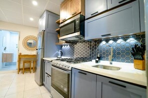 Kühlschrank, Mikrowelle, Ofen, Wasserkocher