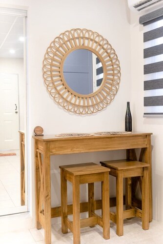 The Sanctuary: Studio near Airport with fire place