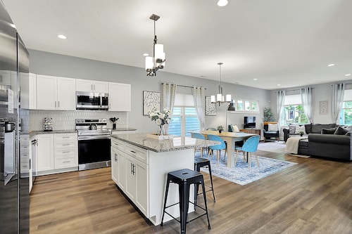 Modern & Spacious Downtown Master Suite Palace!