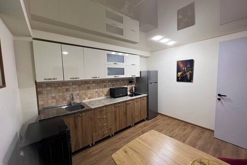 Suite estudio familiar, 1 cama King size, vista a la ciudad | Cocina privada | Frigobar, cafetera y tetera y tetera eléctrica
