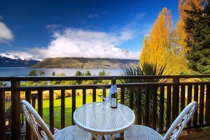 Outdoor dining - Hidden Lodge (Queenstown)
