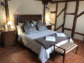 5 bedrooms, travel cot, WiFi, bed sheets