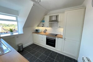 Een kinderstoel, een eettafel