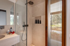 Deluxe Villa | Bathroom