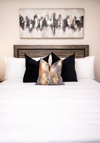 Gated Modern 1 Bdr Condo 5 mins from Int Airport