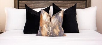 Gated Modern 1 Bdr Condo 5 mins from Int Airport