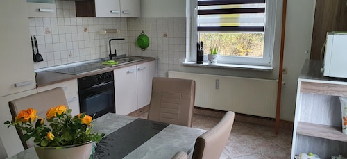 Lovingly furnished, new vacation apartment with washing machine, large kitchen, large bathroom with shower and bathtub, parking space, box spring bed.