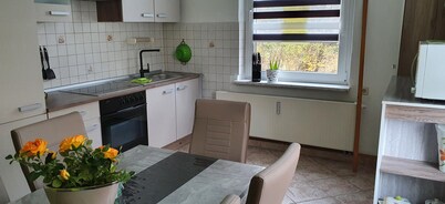 Lovingly furnished, new vacation apartment with washing machine, large kitchen, large bathroom with shower and bathtub, parking space, box spring bed.