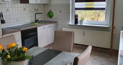 Liebevoll eingerichtete, neue Ferienwohnung mit Waschmaschine, großer Küche, großem Bad mit Dusche und Badewanne, PKW-Stellplatz, Boxspringbett.