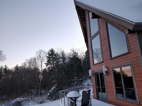 施設の敷地. Cozy Valley View Post & Beam Villa!