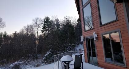 Cozy Valley View Post & Beam Villa!