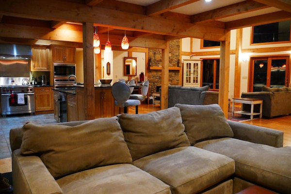 Smart-tv, een open haard en een printer