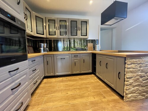 High-quality furnished vacation home for up to 7 people. Three bedrooms with double beds and a cozy sofa bed incl. sleeping function await you.