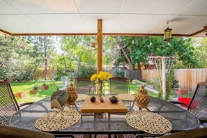 Outdoor dining - Single level home (+basement) near Old Town & CSU (Fort Collins)