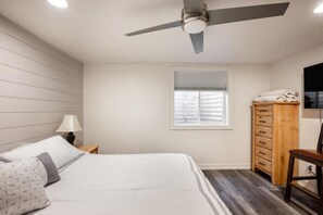 4 bedrooms, desk, WiFi, bed sheets