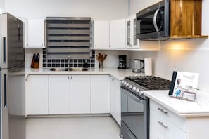 Een koelkast, een microgolfoven, een oven
