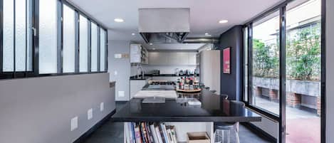 冷蔵庫、電子レンジ、オーブン、コンロ