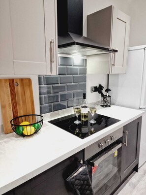 Refrigerador, microondas, horno y lavavajillas 