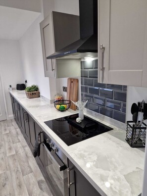 Fridge, microwave, oven, dishwasher - Less than 1 mile from City centre and racecourse. Pet friendly. (Doncaster)