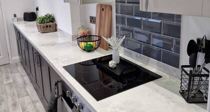 Less than 1 mile from City centre and racecourse. Pet friendly.