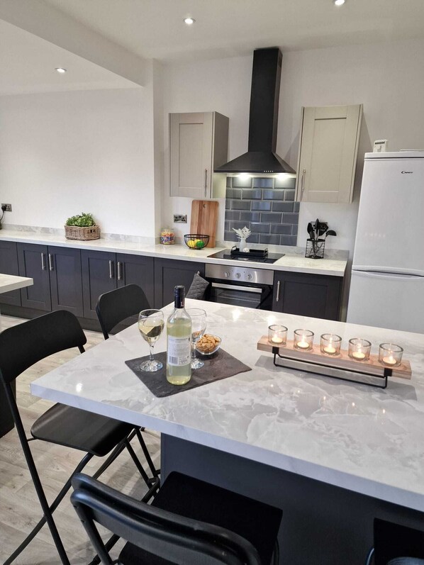 Fridge, microwave, oven, dishwasher - Less than 1 mile from City centre and racecourse. Pet friendly. (Doncaster)