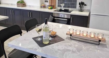 Large modern 3 bed house. 1 mile from City centre & Racecourse. Pet friendly.