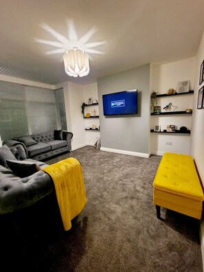 Smart TV, books, stereo - Less than 1 mile from City centre and racecourse. Pet friendly. (Doncaster)