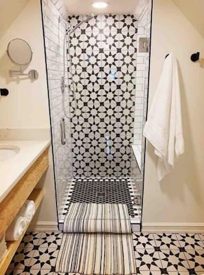 Een douche, een haardroger, handdoeken, zeep