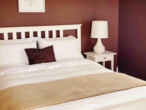 3 bedrooms, desk, iron/ironing board, free WiFi