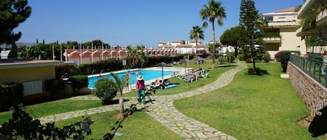 Una piscina al aire libre