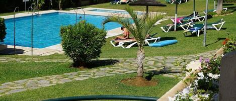 Una piscina al aire libre