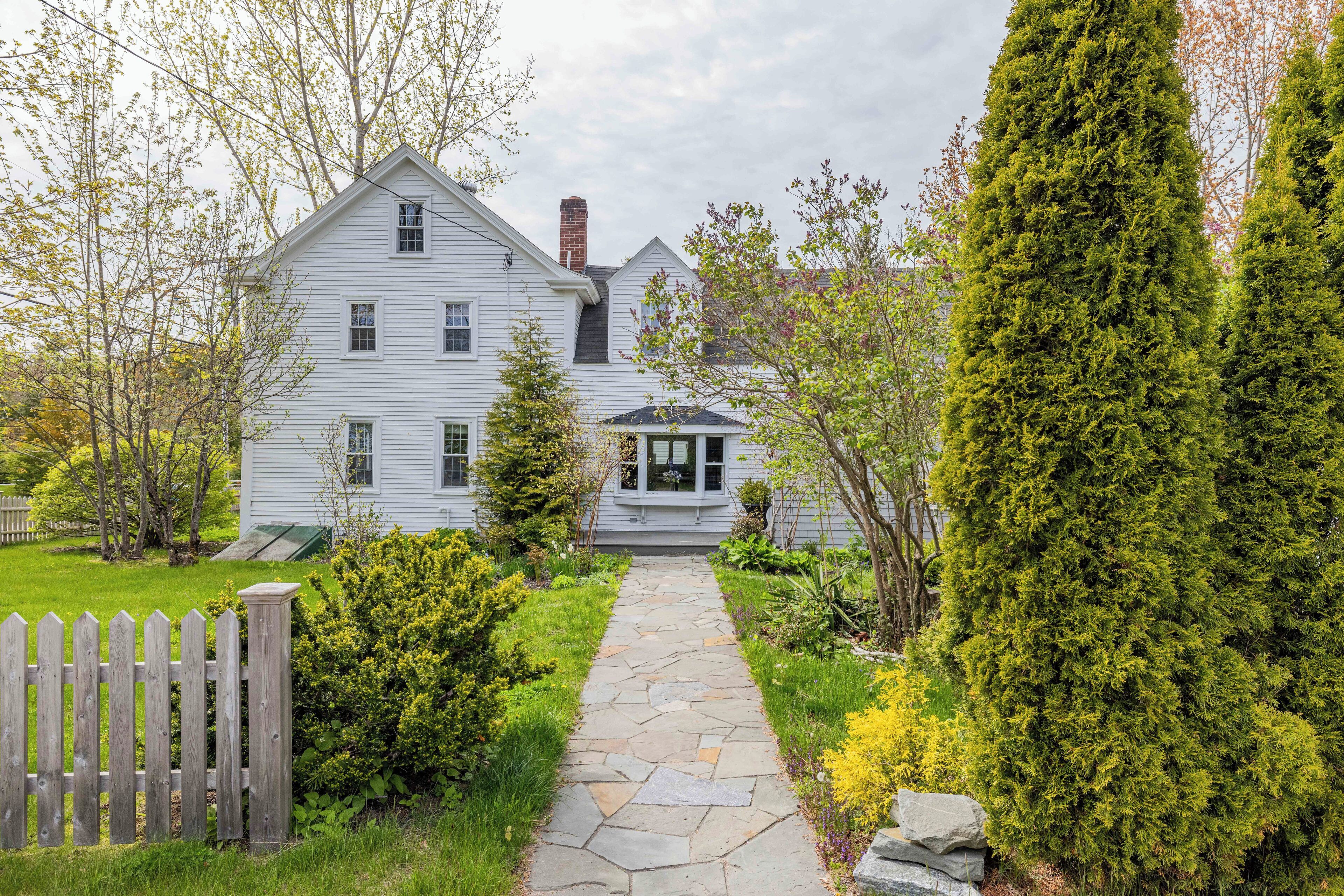 Coastal Farmhouse 4 bedroom, modern comforts, steps to galleries, shops & dining