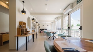 Un restaurant moderne doté d’un long comptoir, de nombreuses tables et de chaises.
