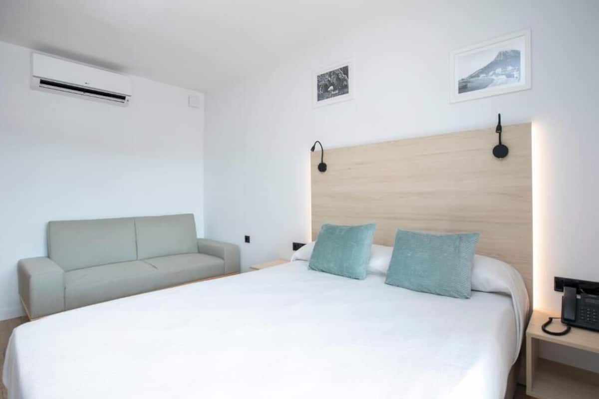 Chambre triple | Coffre-fort, bureau, systĂšme dâinsonorisation, accĂšs au Wi-Fi (inclus)
