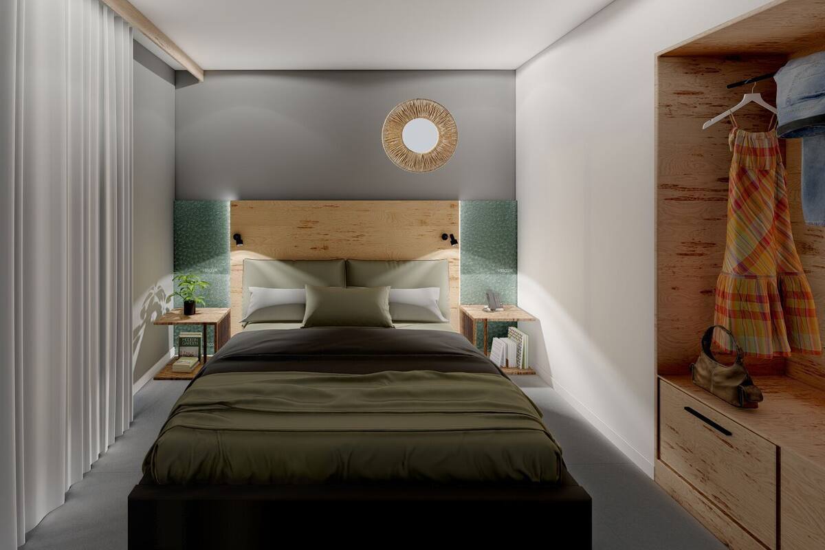 Een slaapkamer met een bed, nachtkastjes, een spiegel en een houten hoofdbord.