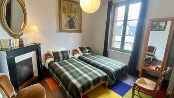 3 bedrooms, travel crib, WiFi, bed sheets