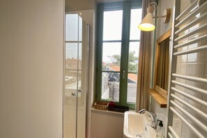Bathtub, hair dryer, towels