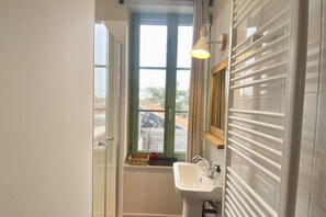 Baignoire, sèche-cheveux, serviettes fournies