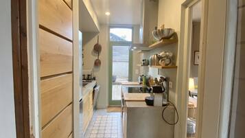 Een koelkast, een microgolfoven, een oven, een vaatwasser