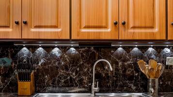 Réfrigérateur, micro-ondes, four, bouilloire électrique